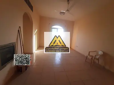 شقة غرفة وصالة بالمويهات 2 عجمان، بلكونة، تكييف مركزي، موقع مميز على شارع رئيسي، قريب من سوق المبارك، 30 ألف على 4 دفعات.