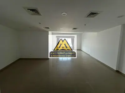 🏢 شقة فاخرة للإيجار السنوي – كورنيش عجمان، الرميلة 2
