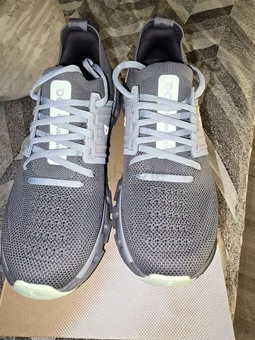 On Cloud shoes US size 7.5
EU size 38.5