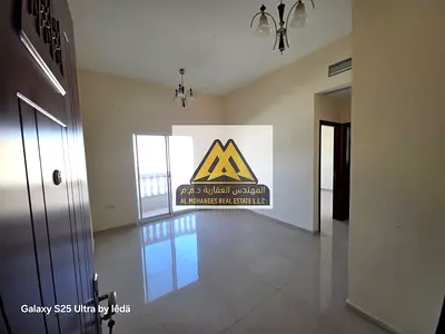 غرفة وصاله بلكونة بإطلالة مفتوحة مع شاور بوكس مساحة كبيرة وتصميم عملي