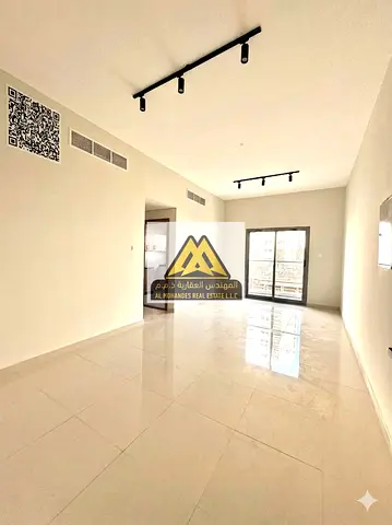 الشقة أول ساكن، ما يعني تشطيب جديد بالكامل بحالة ممتازة، وتتميز بمساحة كبيرة جدًا توفر راحة وحرية في الاستخدام، مع تقسيمة عملية تناسب العائلات.