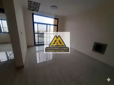 شقة غرفتين وصالة بمواصفات ممتازة داخل منطقة العاليا، تتميز بموقع استراتيجي قريب من مداخل ومخارج دبي والشارقة، مما يجعلها خيارًا مثاليًا للعائلات