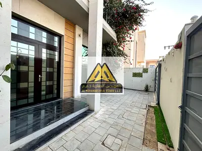 فيلا للإيجار السنوي في الياسمين عجمان خمس غرف ماستر مع غرفة خادمة وباركن خاص بمساحة واسعة وموقع مميز