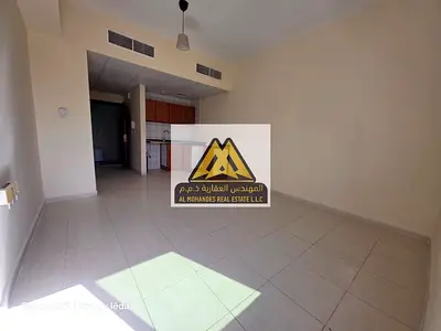 استوديو واسع ونظيف للإيجار السنوي في الراشدية بجوار أبراج الفالكون بتكييف مركزي وموقع حيوي