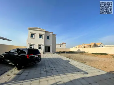 فيلا جديدة كلياً للإيجار في منطقة الرحمانية بالشارقة، تضم 3 غرف نوم رئيسية.