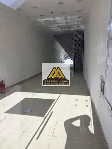 للإيجار محل تجاري في الروضة عجمان، موقع استراتيجي مميز على شارع الشيخ عمار مباشرة، بجوار جسر الروضة، مما يضمن حركة عالية ونشاط تجاري مستمر.
