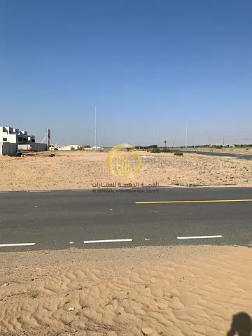 للبيع ارض تجارية في منطقة مزيرعة الرحمانية . الجسر الخامس . مساحة 2421 قدم . زاوية على شارع وسكة
