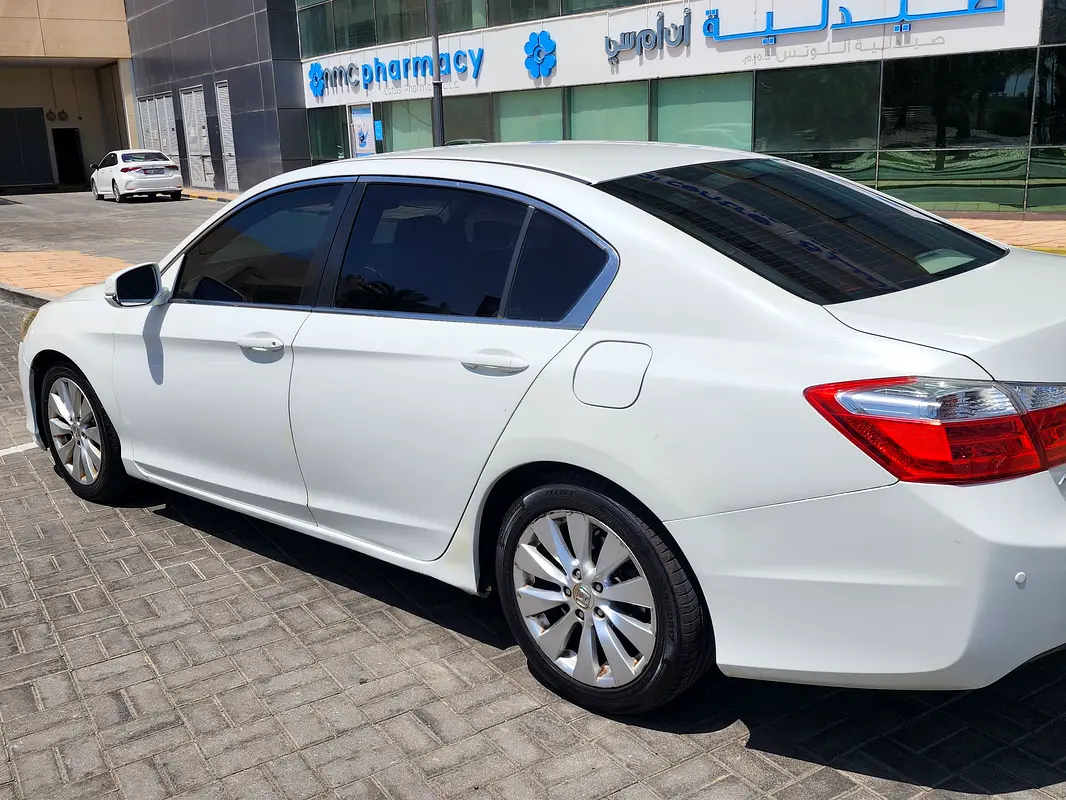 Honda Accord 2013 — photo 1 of 12