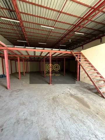 Available for annual rent in Umm Al Quwain, Umm Al Thaoub Warehouse with mezzanine Total area 3,800 Electricity 18 kw