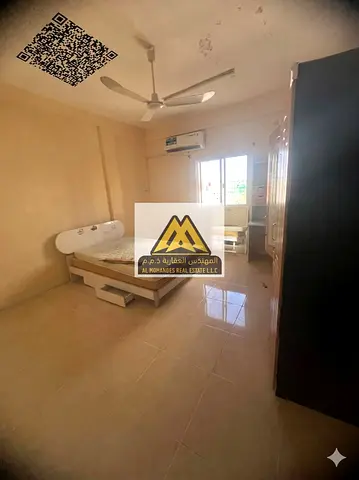 الشقة مزودة بتكييف سبليت، مما يوفر تحكمًا مريحًا في درجة الحرارة، وتناسب الاستخدام اليومي بشكل عملي.