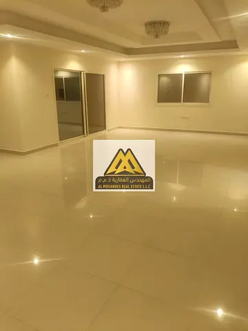 فرصة مميزة لاستئجار فيلا نظيفة وواسعة في منطقة الرميلة 1 بعجمان، تقع في الصف الثاني من الكورنيش، مما يوفر موقعاً استراتيجياً قريباً من البحر
