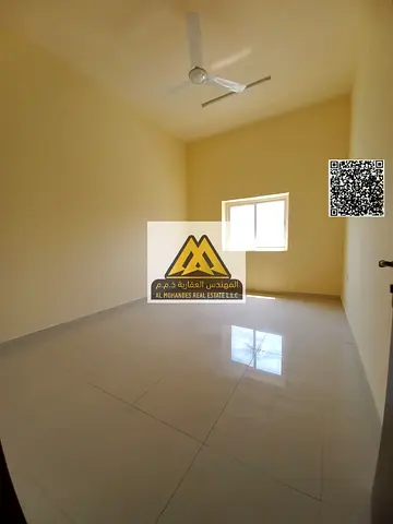 شقة غرفتين وصالة بالروضة 3 عجمان، صالة واسعة جدًا، 2 حمام، مساحة كبيرة، موقع حيوي، 43 ألف سنويًا على 6 دفعات، فرصة مميزة.