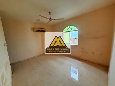 استوديو الروضة 3 موقع مميز جدا  بسعر مناسب وبمساحة كبيرة وبلكونة بإطلالة مفتوحة على شارع رئيسي وقريب من الخدمات