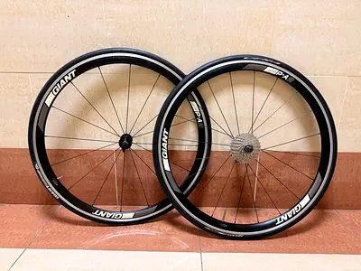 Giant P-A2 alloy road bike wheels include Ultegra 11 speed cassette and giant tire