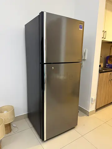 Hitachi stainless steel top-freezer refrigerator, good condition, around +7.5 year warranty