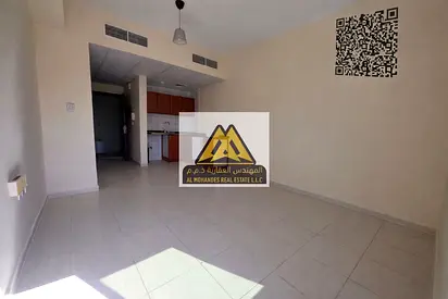 مساحة كبيرة | نظيف جداً | موقع مميز بالقرب من جميع الخدمات وبجوار ابراج الفالكون | تكييف مركزي
