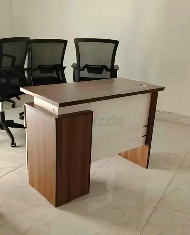 Modern Office Desk Available – Ready to Use