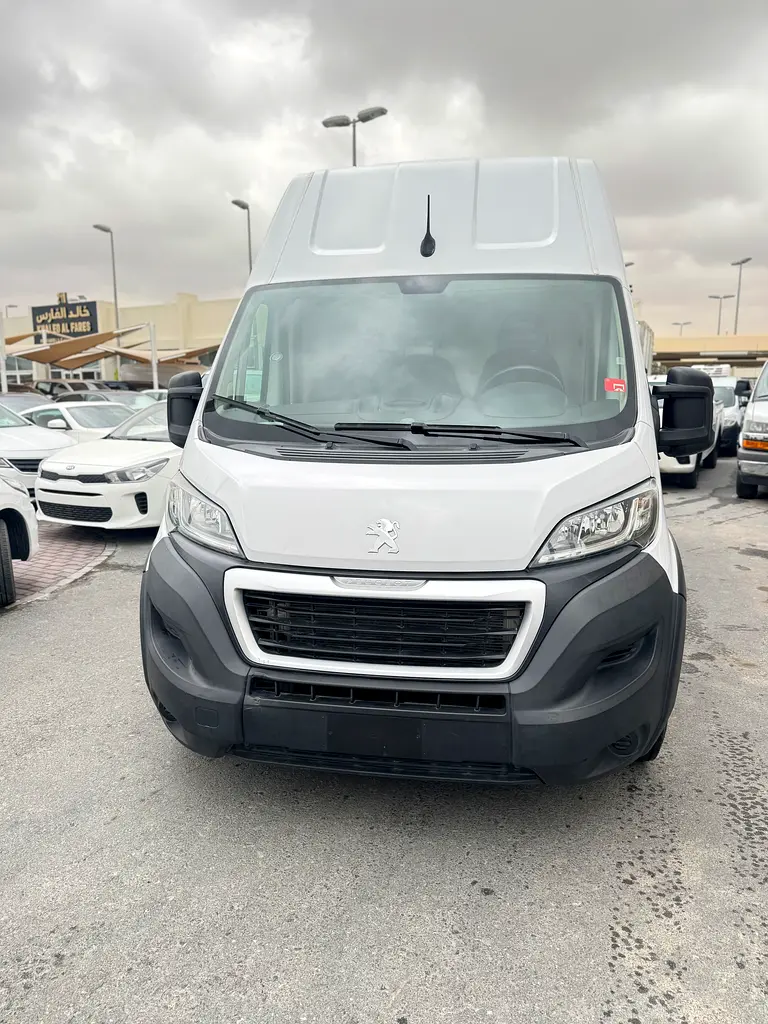 Peugeot Boxer 2023 — photo 1 of 13
