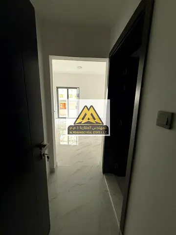 شقة غرفة وصالة أول ساكن مع بلكونة وإطلالة مفتوحة في الكرامة بالقرب من كورنيش عجمان