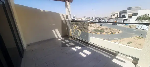 للبيع 3غرف تاون هاوس راقى ||غرفة خامة مع مخزن || تشطيبات راقية مساحة غرف فسيحة || تملك حر فى قلب الشارقة  ||  بدون رسوم خدمات || قريب على مسار.