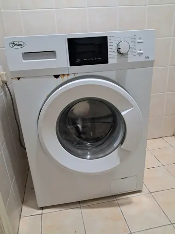 Front load washing machine - working, some rust on side -6kg