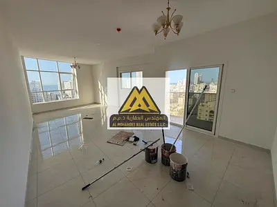 شقة فاخرة للإيجار السنوي في كورنيش عجمان، تقع في موقع مميز على الواجهة البحرية مع إطلالة بحرية كاملة