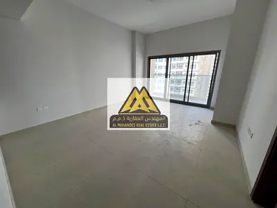 بسعر ممتاز جدا و مناسب للجميع موقع متميز جدا مع مطبخ امريكي تشطيبات ممتازه جدا مع بلكونه
