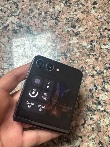 Samsung Galaxy Z Flip (5) - Urgent Sale