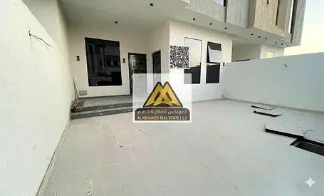 الفيلا أول ساكن وتتميز بمساحات واسعة وتوزيع داخلي عملي، حيث تتكون من أربع غرف نوم ماستر توفر أعلى درجات الخصوصية،