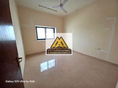 عجمان، بموقع مميز على شارع الميناء مباشرة مقابل سوق السمك، مع إطلالة مفتوحة على الخور، مما يوفر أجواء مريحة ومنظر بحري رائع.
