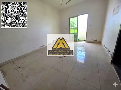 تتميز الشقة بتوزيع داخلي ممتاز، حيث توفر غرف نوم واسعة وصالة منفصلة مناسبة للمعيشة العائلية، بالإضافة إلى تهوية جيدة وإضاءة طبيعية