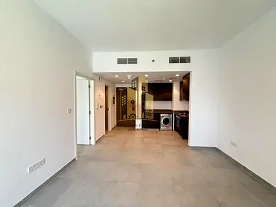 Don’t miss this // Incredible 1-br apt // with open view // ready to move