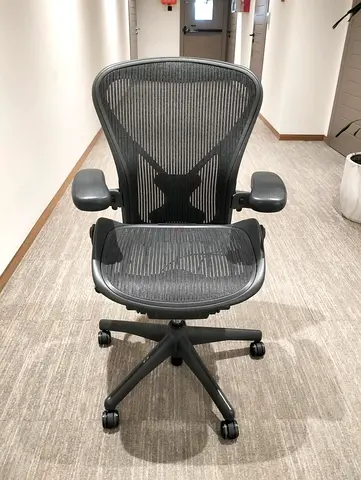 For selling Herman Miller Areon classic chair size B size and C full loaded available