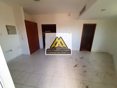 استوديو مميز ببلكونة ومطبخ شبه منفصل للإيجار السنوي في الراشدية 3 عجمان خلف جراند مول