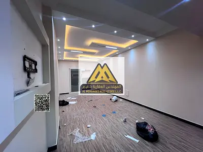 شقة غرفتين وصالة بالمويهات 3 عجمان، 3 حمامات، غرف ماستر، بلكونة، تكييف مركزي جديد، ثاني ساكن، 42 ألف على 4 دفعات.