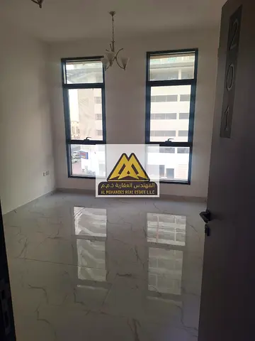 شقة غرفة وصالة للإيجار السنوي في منطقة العالية بمساحة كبيرة داخل بناية جديدة مناسبة للسكن المريح في موقع حيوي قريب من جميع الخدمات
