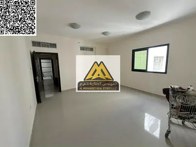 يتميز بمساحة واسعة ومطبخ منفصل، مما يوفر راحة وخصوصية للسكن، بالإضافة إلى كونه في منطقة عائلية قريبة من جميع الخدمات.