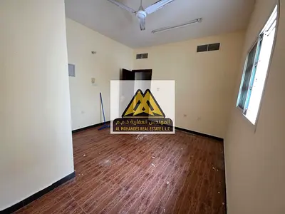 بسعر ممتاز جدا و مناسب للجميع مع صيانه مجانا ع المالكط موقع ممتاز جدا مع ارضيه باركيه