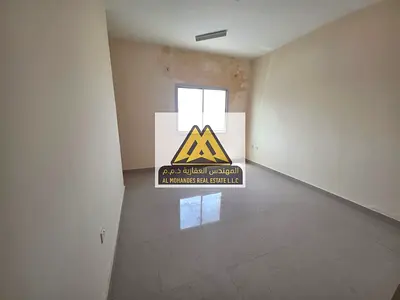 الشقة تحتوي على صالة منفصلة وتوزيع ممتاز للغرف لتوفير الراحة والخصوصية، بالإضافة إلى بلكونة بإطلالة مفتوحة وحمامين لتلبية احتياجات العائلة.