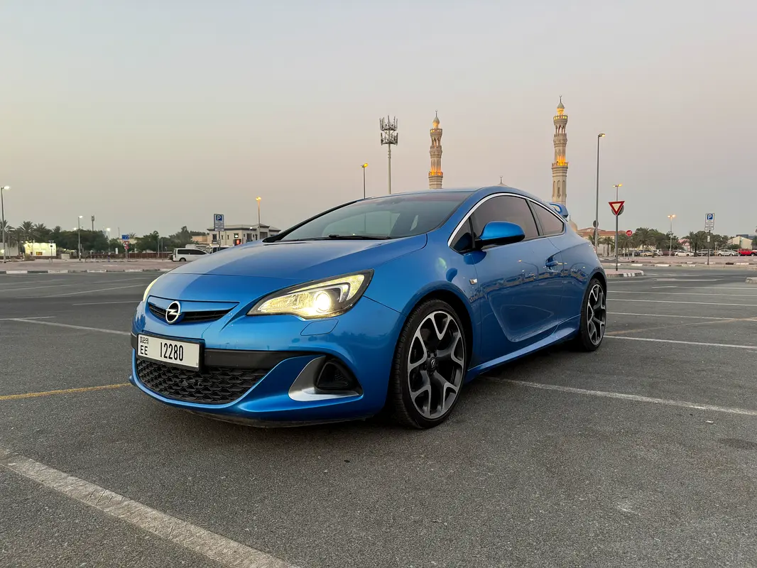 Opel Astra 2014 — photo 1 of 13