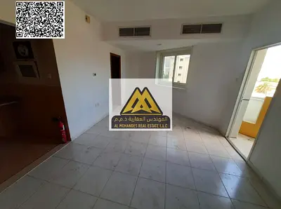 يتميز بموقع حيوي قريب من جميع الخدمات، مع وجود بلكونة ومطبخ شبه منفصل وخزائن بالحائط، مما يجعله خياراً مناسباً للسكن المريح وبسعر اقتصادي