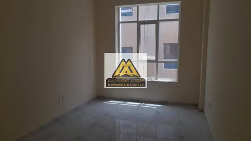 فرصة مميزة للإيجار شقة غرفتين وصالة في منطقة الروضة 3 – عجمان، تقع مباشرة على شارع الشيخ عمار، بموقع استراتيجي وحيوي، مناسبة للسكن أو للاستخدام التجار