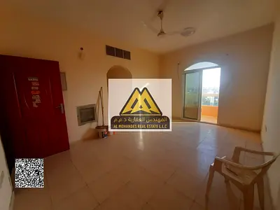 شقة غرفة وصالة ببلكونة للإيجار السنوي في المويهات 2 – موقع مميز على شارع رئيسي