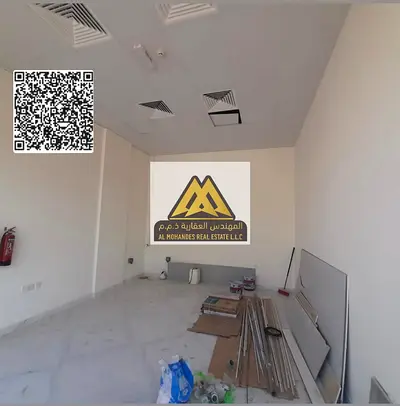 محل للإيجار السنوي – الجرف 3  محل بمساحة كبيرة في موقع مناسب لمختلف الأنشطة التجارية، مع تكييف مركزي.