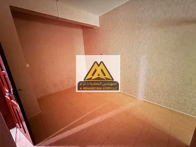 استوديو أرضي بالراشدية 1 عجمان، مساحة كبيرة، مطبخ منفصل، مقابل سوق السمك، التكييف على المستأجر، 20 ألف على 4 دفعات.