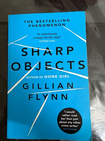 Sharp Objects by Gillian Flynn (paperback)