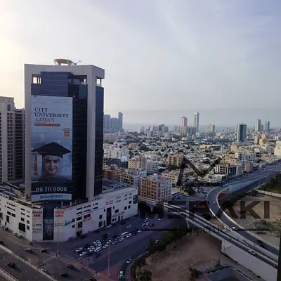 وحدة بإطلالة مفتوحة قرب المول بموقع مميز