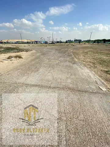 أرض زاوية للبيع – المطرق، الشارقة  فرصة مميزة للتملك للعرب فقط في منطقة المطرق، أرض سكنية زاوية بموقع جيد داخل مخطط منظم، مناسبة للسكن أو الاستثمار في