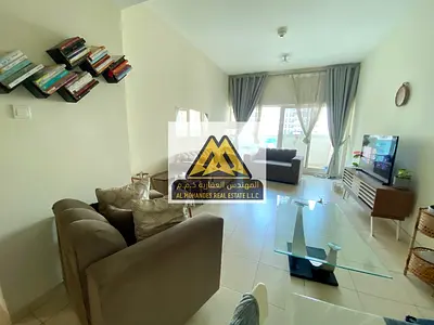 Two-bedroom apartment with a living room, excellent condition, spacious layout, very reasonable price, located in a very lively area all day