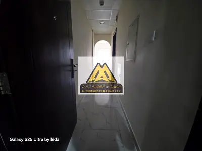 شقة غرفتين وصالة بإطلالة مباشرة على ميناء عجمان بمساحة كبيرة في الراشدية شارع الميناء مع تكييف مركزي